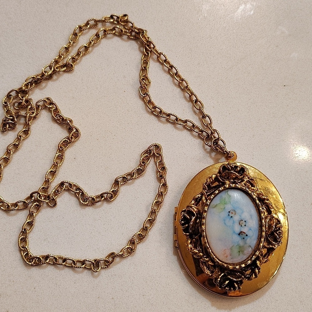Floral hinged pendant gold tone chain 12" double oval blue porcelain center vtg